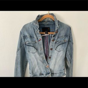 ❤️Rocawear jean jacket Medium Stretch Cute on!